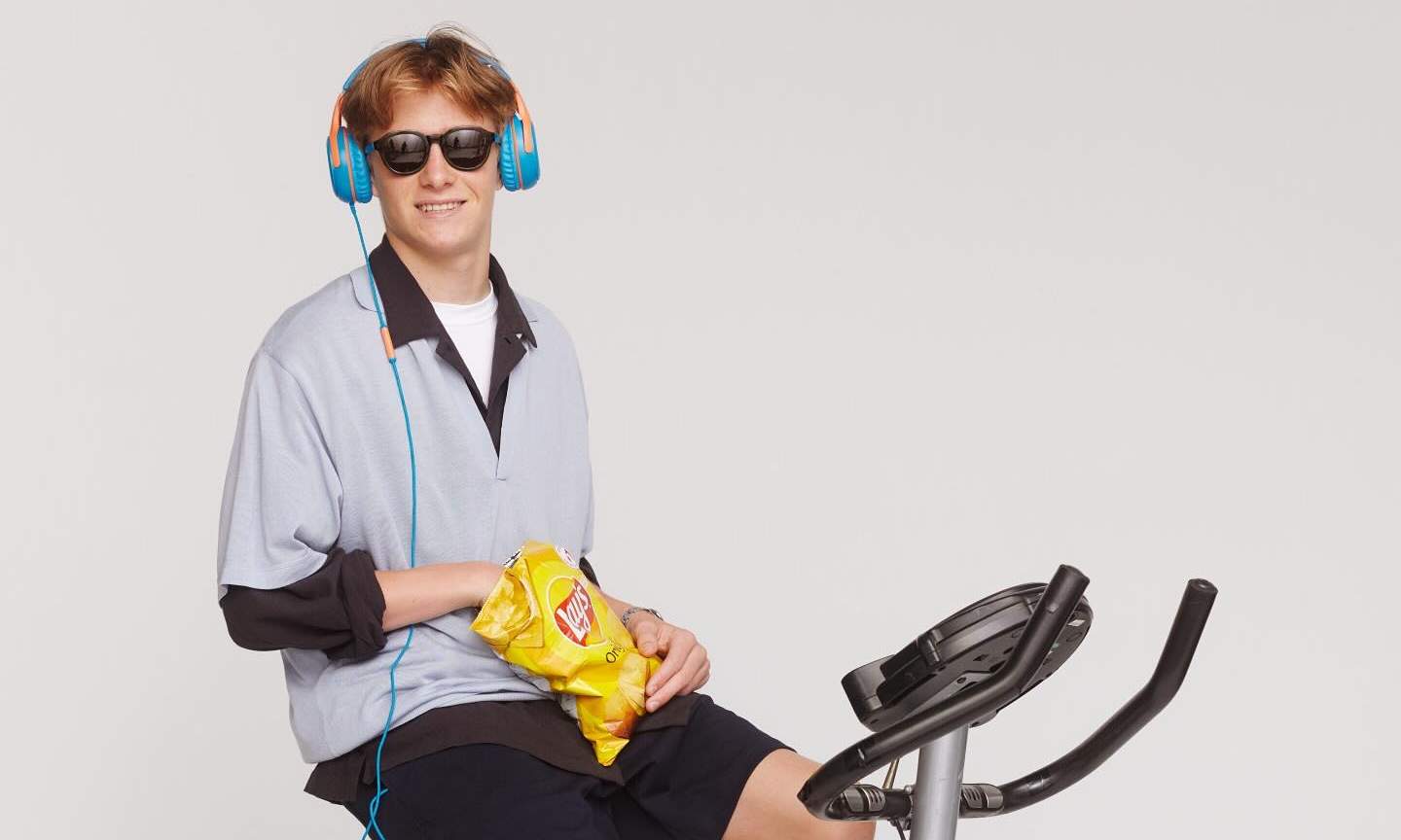 UNIVERSAL PRODUCTS发布2025春夏系列主打 - 臻雅致裁服装网