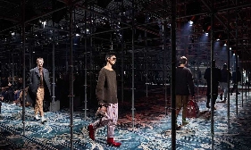 PRADA 2025秋季男装秀诠释自由创意美学 - 臻雅致裁服装网
