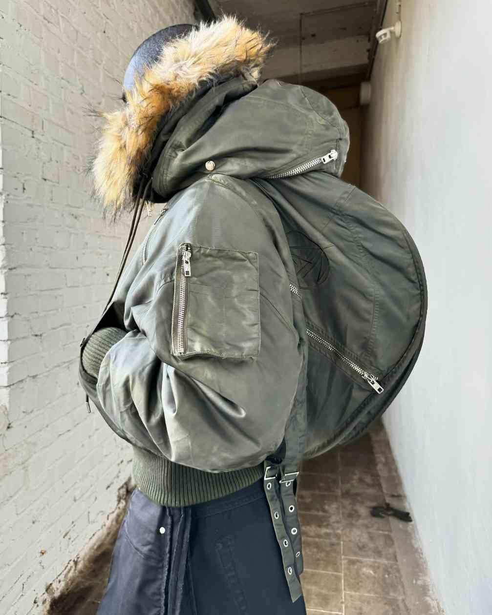 N2B飞行夹克重新崛起，军装经典如何融入现代时尚设计(图1)