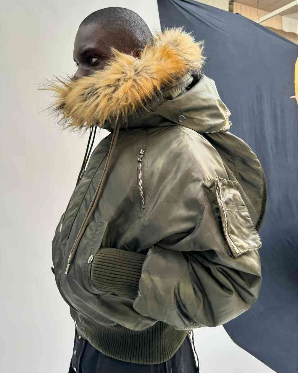 N2B飞行夹克重新崛起，军装经典如何融入现代时尚设计(图2)