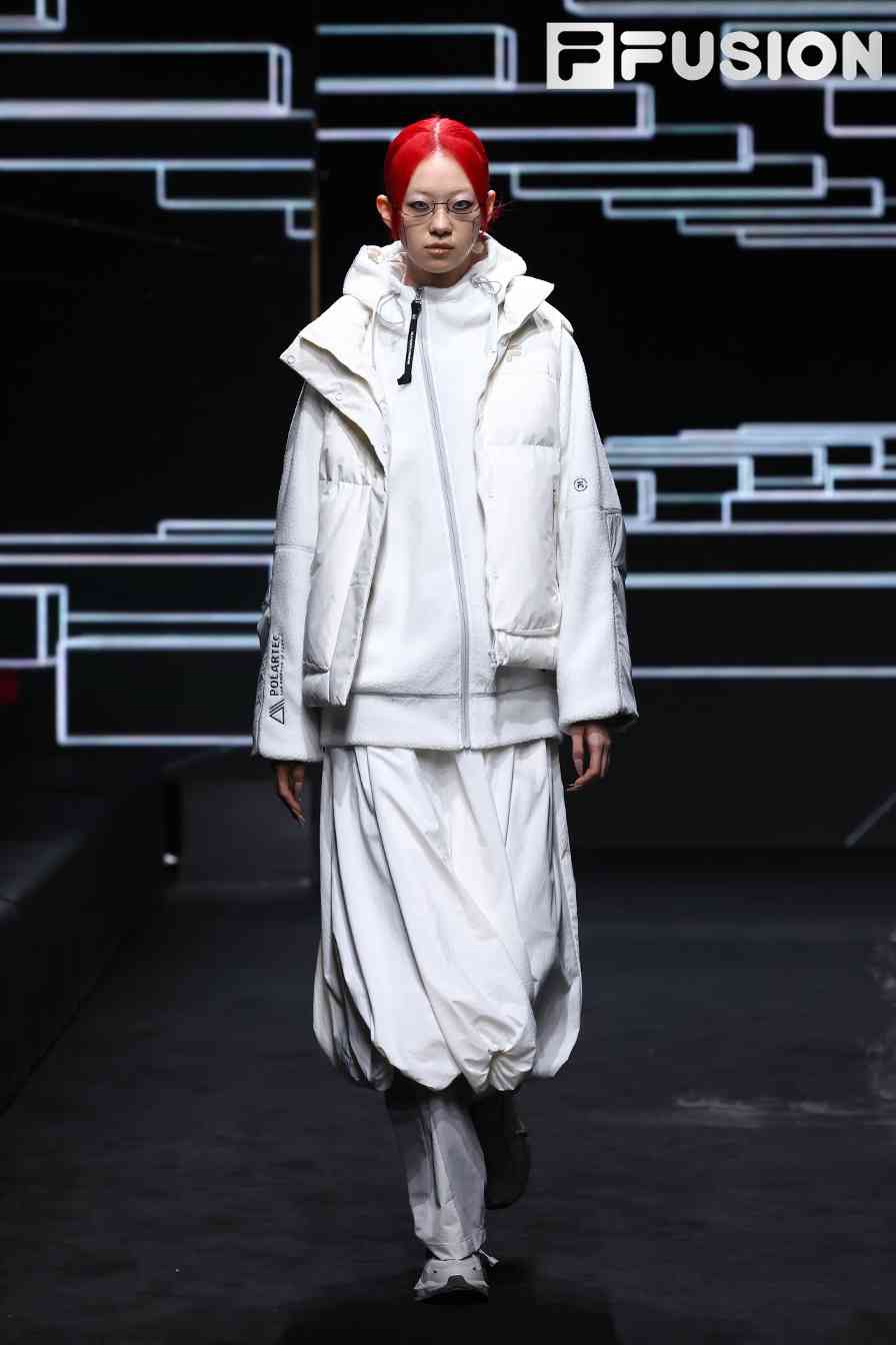 进阶版机能美学融合时尚度，城市机能服饰呈现多样形态(图19)