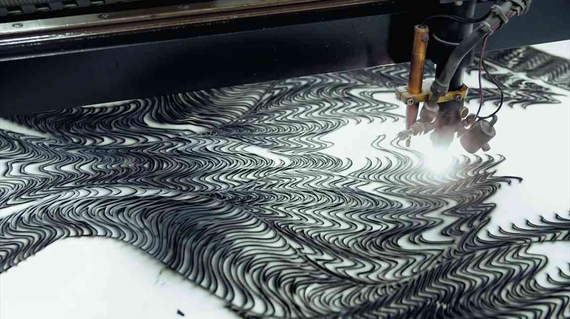 Iris Van Herpen 调整发布