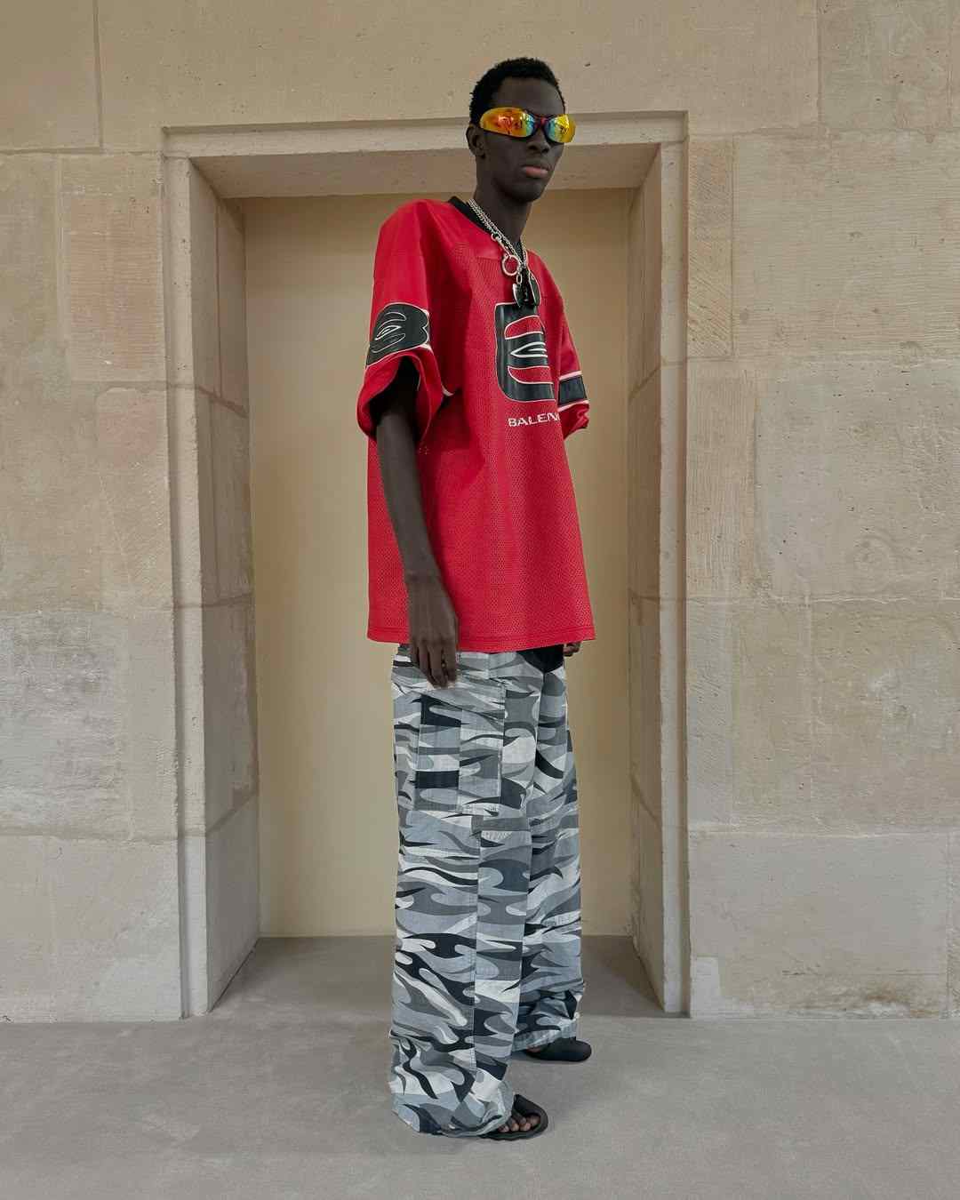 只记住了兰博基尼联名？其实 Demna 表达的很多(图6)