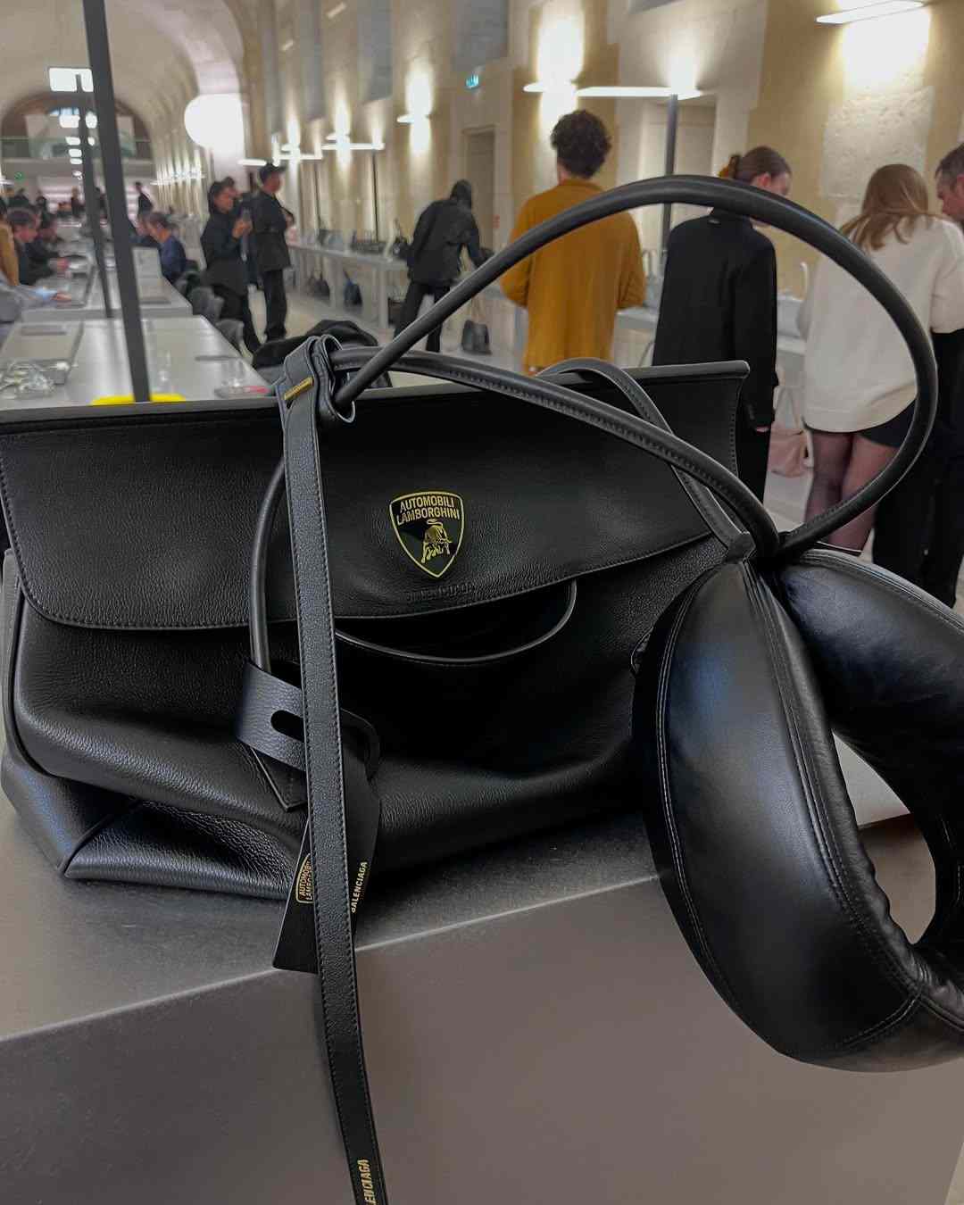 只记住了兰博基尼联名？其实 Demna 表达的很多(图14)