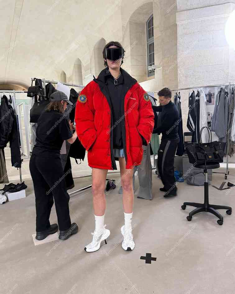 只记住了兰博基尼联名？其实 Demna 表达的很多(图32)