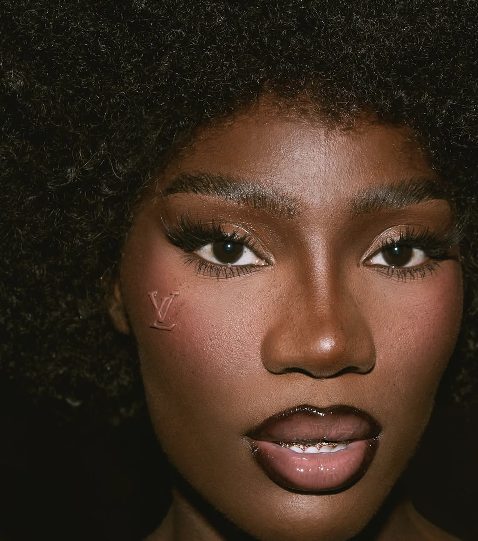 静奢风席卷时尚圈 主流奢侈品牌如何平衡低调奢华与张扬标识(图1)