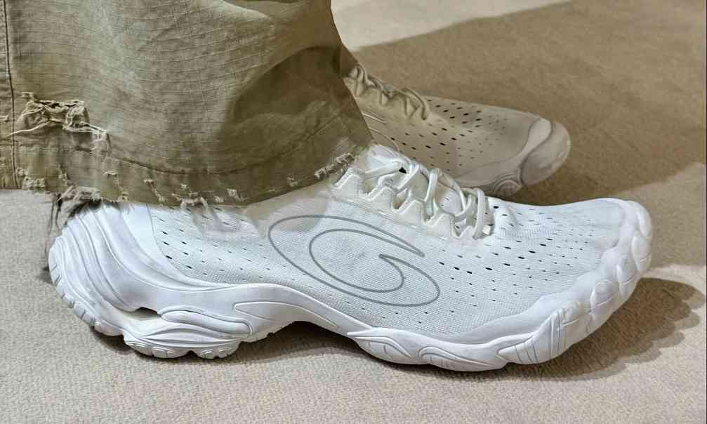 Balenciaga 2025秋季Anatomic Runner鞋款发布，五趾设 - 臻雅致裁服装网