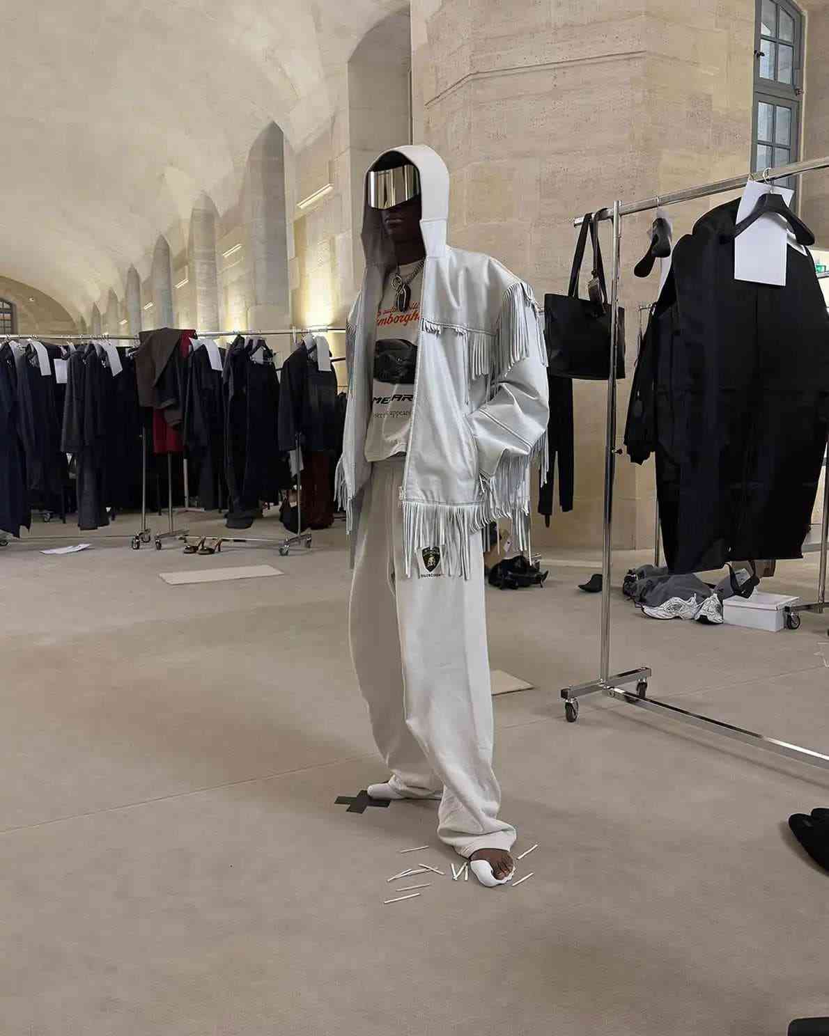 高阶汽车与时尚品牌联名成趋势 从服饰扩展至实体车型合作(图2)