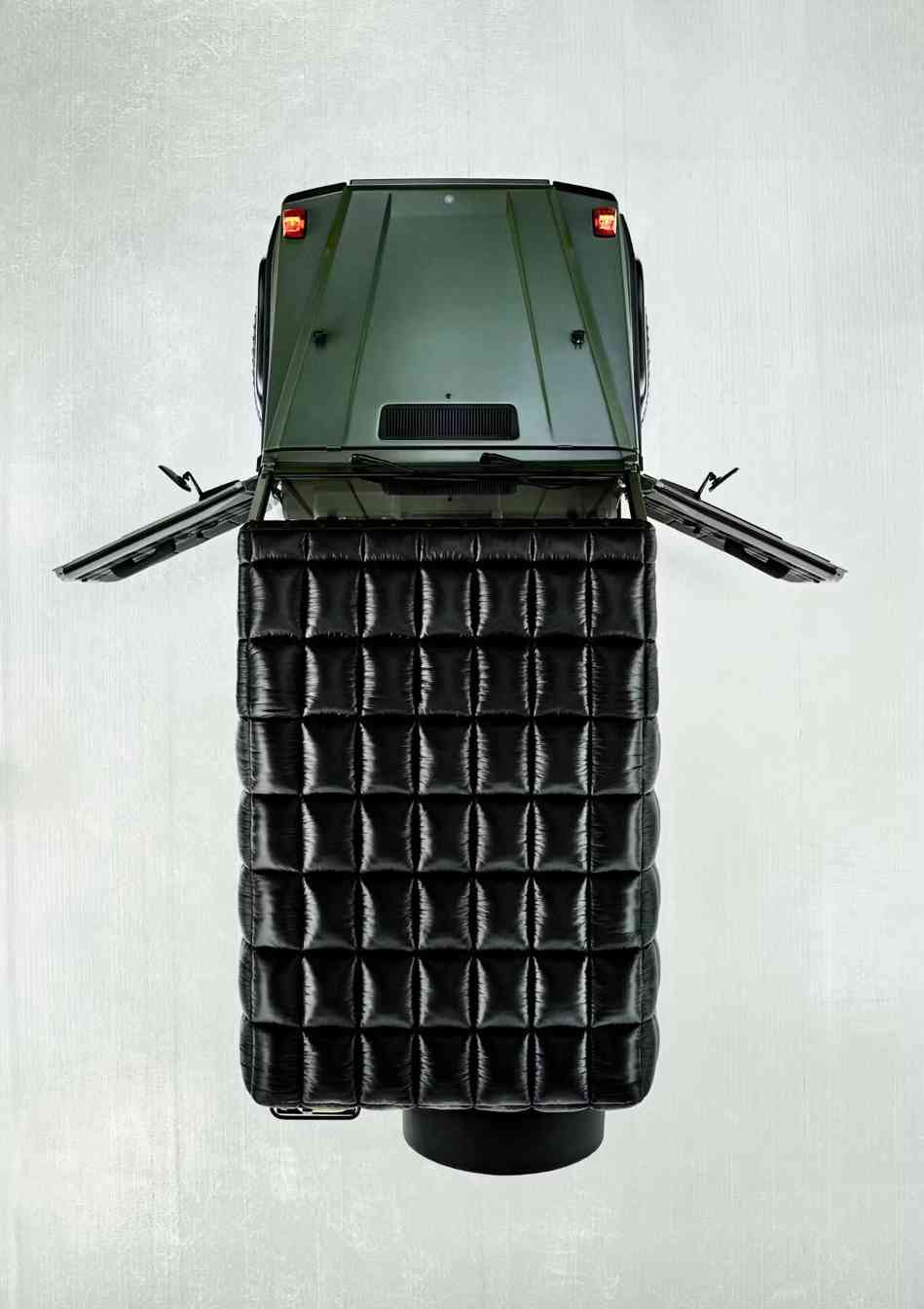 高阶汽车与时尚品牌联名成趋势 从服饰扩展至实体车型合作(图24)