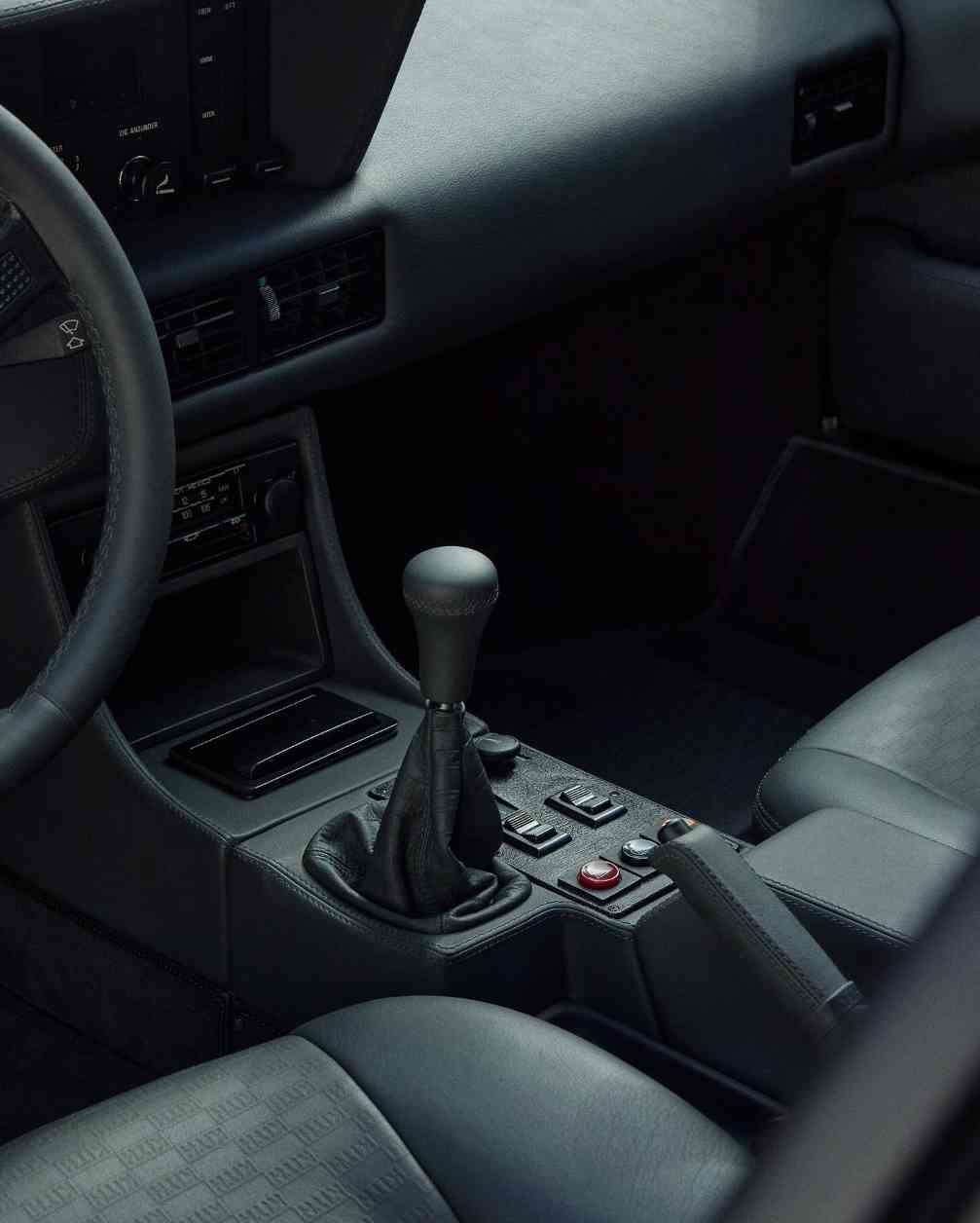 高阶汽车与时尚品牌联名成趋势 从服饰扩展至实体车型合作(图31)