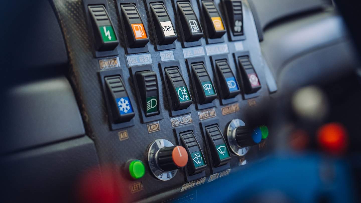 高阶汽车与时尚品牌联名成趋势 从服饰扩展至实体车型合作(图38)