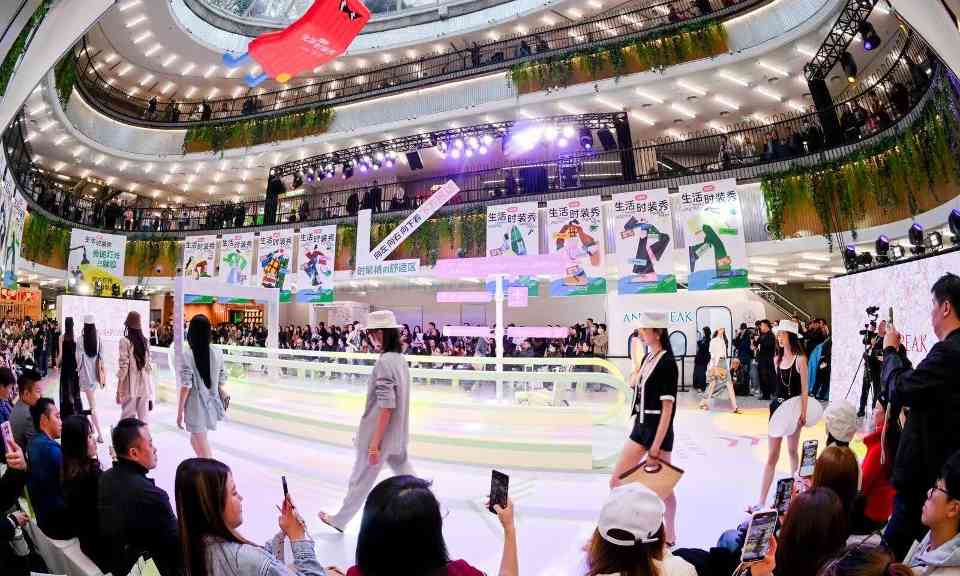 慵蓝航海诗意旅程：ANNASPEAK演绎都市女性的自由与冒险 - 臻雅致裁服装网