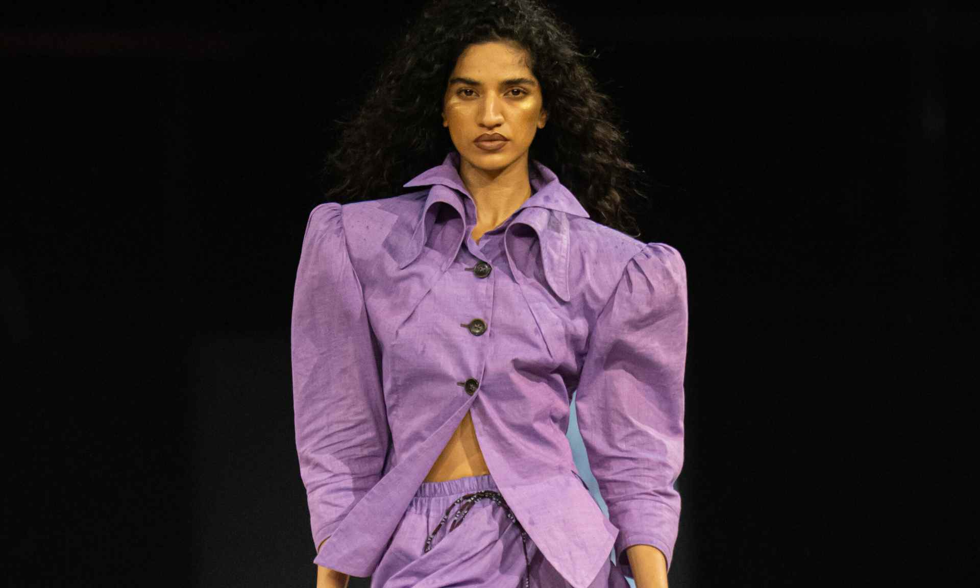 Vivienne Westwood印度首秀：颂扬传统纺织工艺与精湛手工艺 - 臻雅致裁服装网