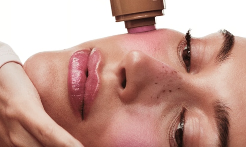 Hailey Bieber 考虑出售个人美妆品牌 Rhode - 臻雅致裁服装网