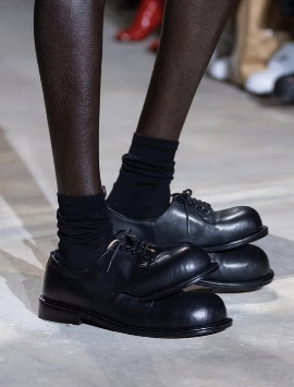 CdG 的这些「怪鞋子」，都出自一人之手(图7)