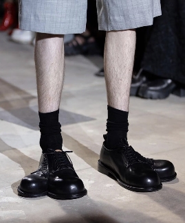 CdG 的这些「怪鞋子」，都出自一人之手(图8)