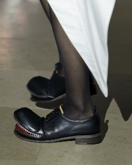 CdG 的这些「怪鞋子」，都出自一人之手(图11)