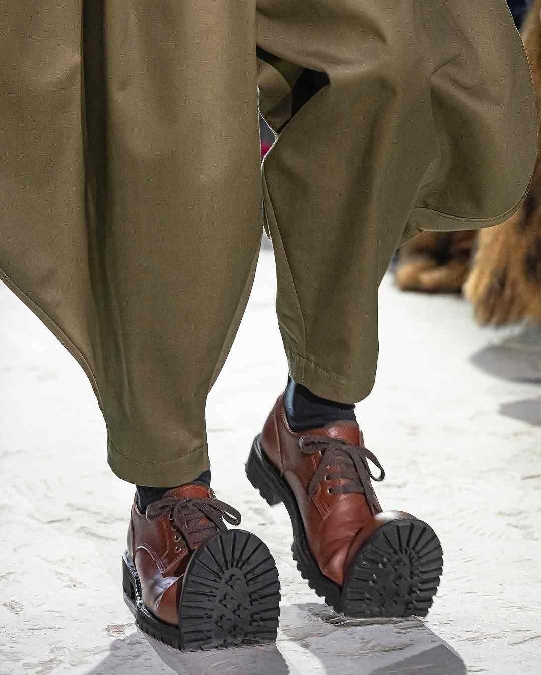 CdG 的这些「怪鞋子」，都出自一人之手(图2)