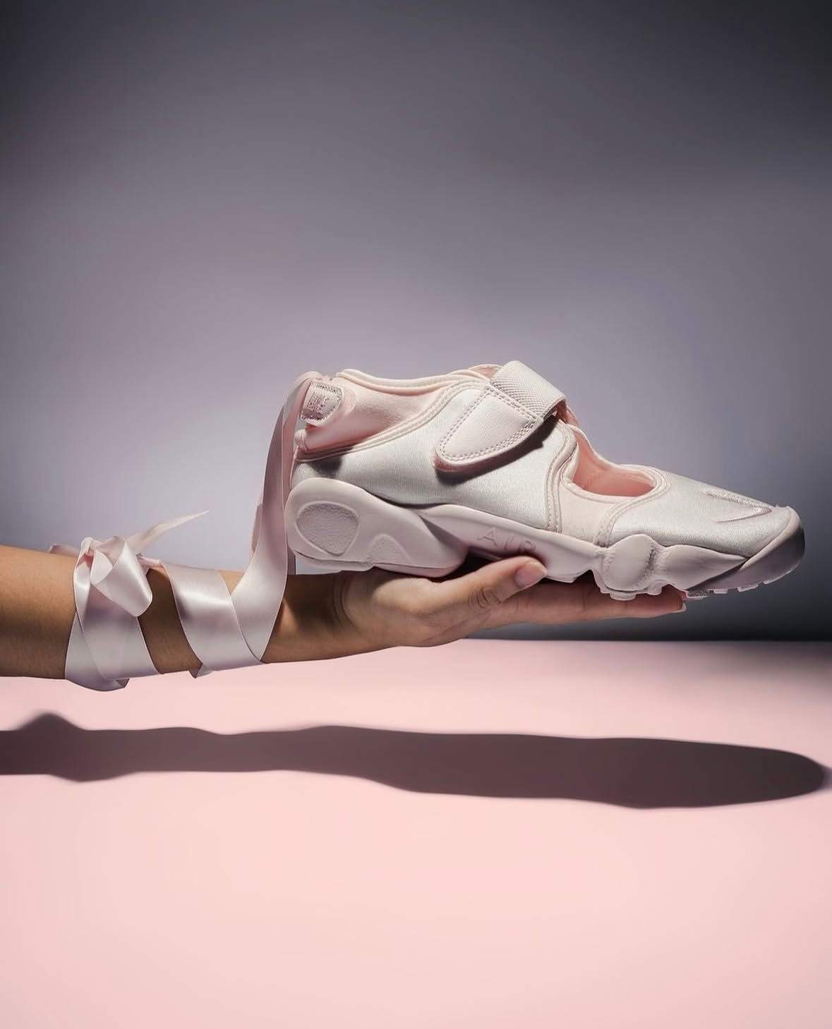 女性化元素如何重塑经典鞋履，芭蕾舞鞋与玛丽珍风格融合新趋势(图12)