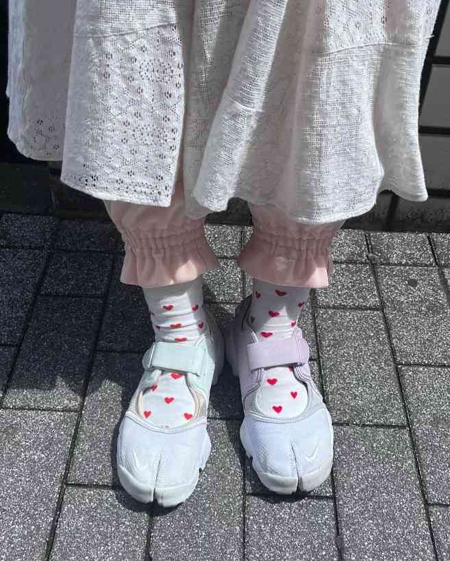 女性化元素如何重塑经典鞋履，芭蕾舞鞋与玛丽珍风格融合新趋势(图11)