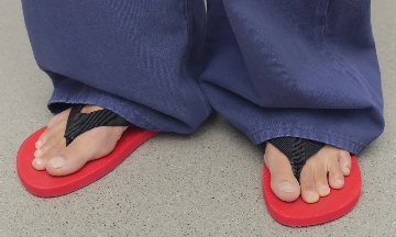 690美元人字拖登顶热搜，逆势走红背后的时尚消费逻辑(图6)