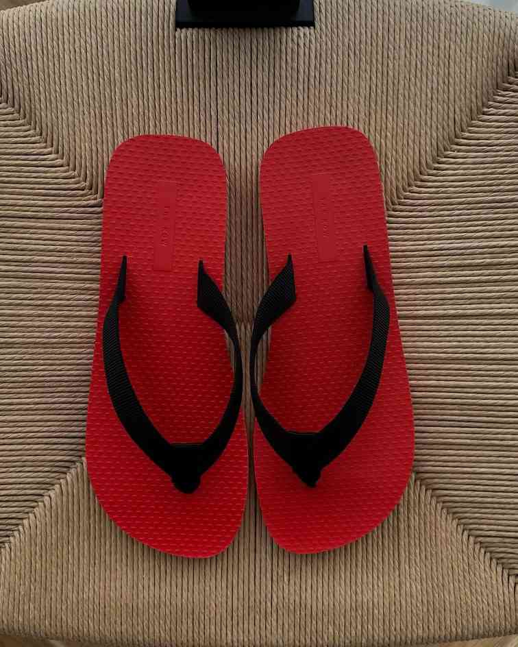 690美元人字拖登顶热搜，逆势走红背后的时尚消费逻辑(图11)