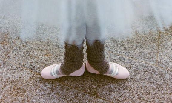 女性化元素如何重塑经典鞋履，芭蕾舞鞋与玛丽珍风格融合新趋势(图5)