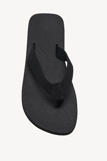 690美元人字拖登顶热搜，逆势走红背后的时尚消费逻辑(图5)