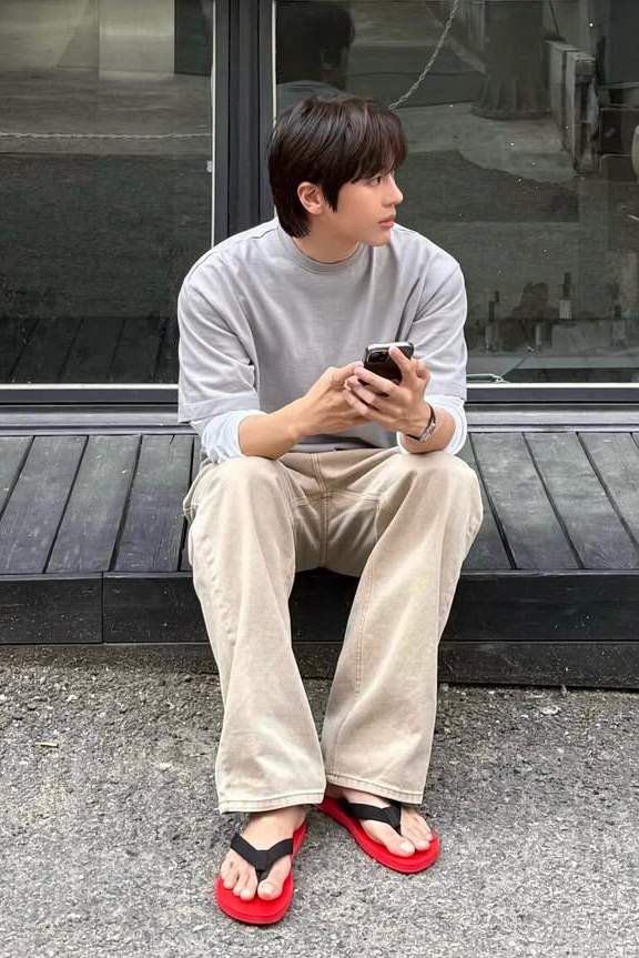 690美元人字拖登顶热搜，逆势走红背后的时尚消费逻辑(图19)