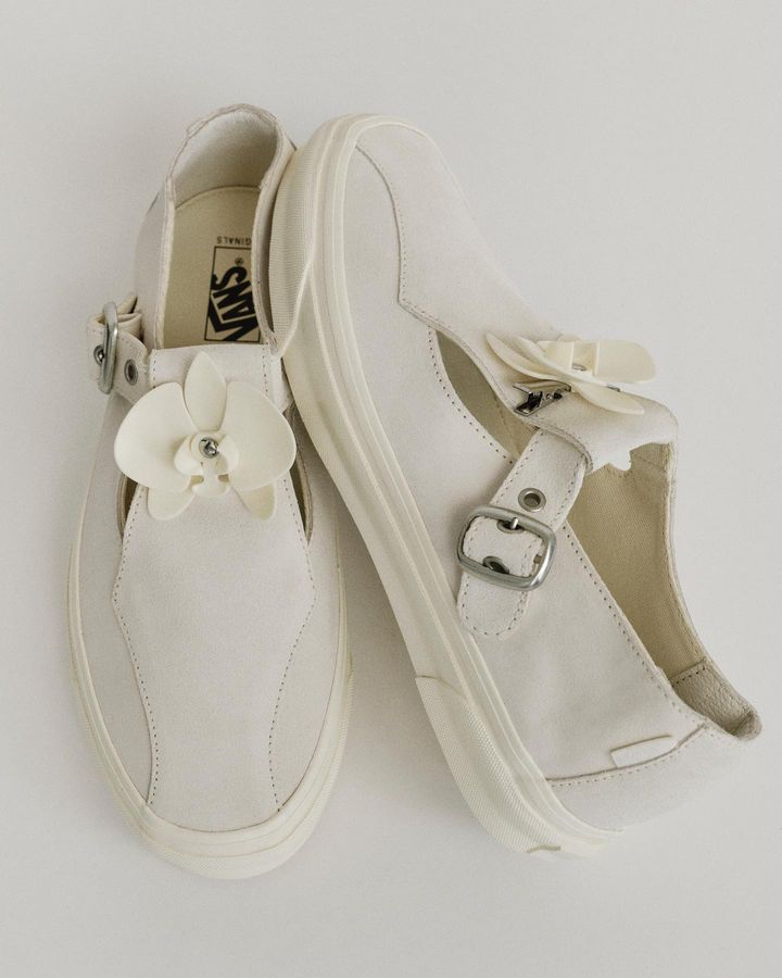 女性化元素如何重塑经典鞋履，芭蕾舞鞋与玛丽珍风格融合新趋势(图1)