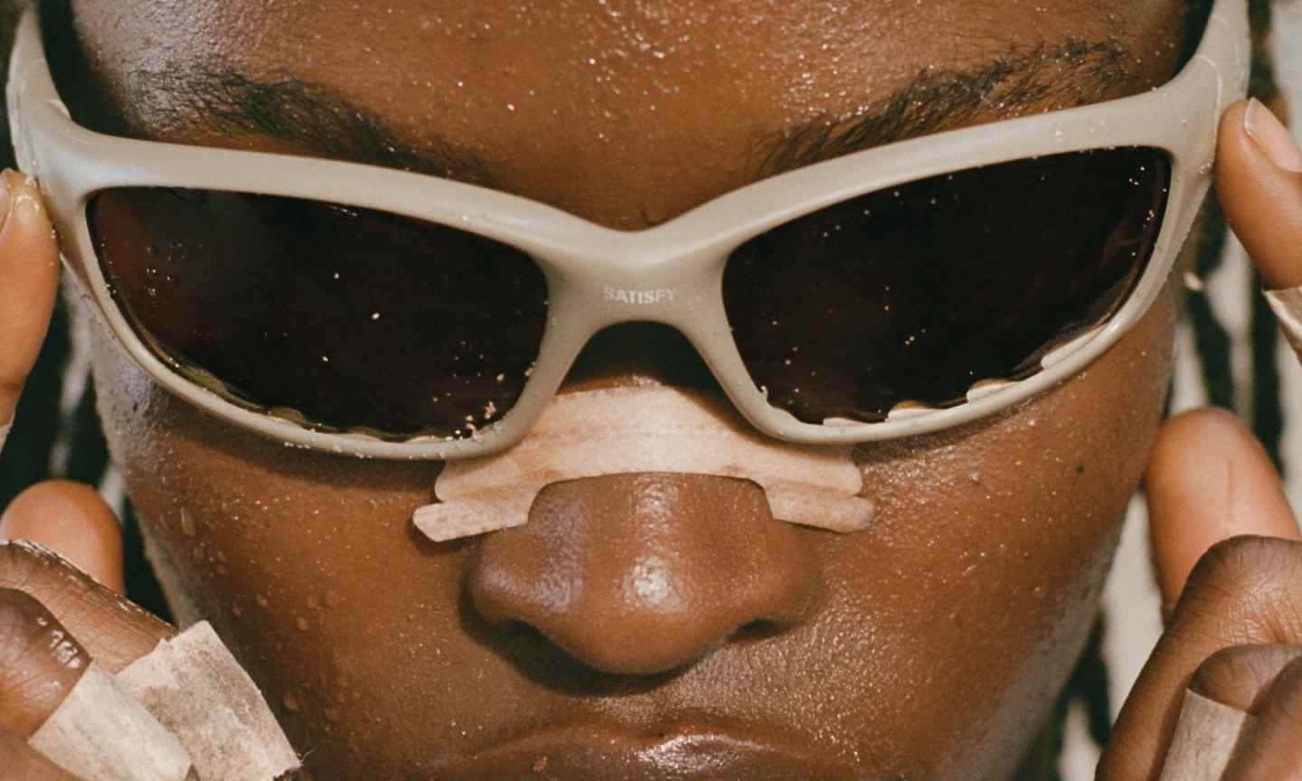 Satisfy与Oakley联名系列发布，沙漠灵感重塑经典太阳镜 - 臻雅致裁服装网