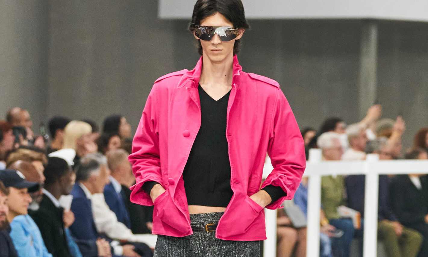 Prada 2025春夏男装系列：探讨真实与虚拟的时尚哲学 - 臻雅致裁服装网