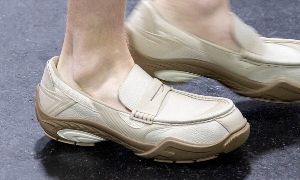 乐福运动鞋风潮延续，精致与运动融合成新趋势 - 臻雅致裁服装网