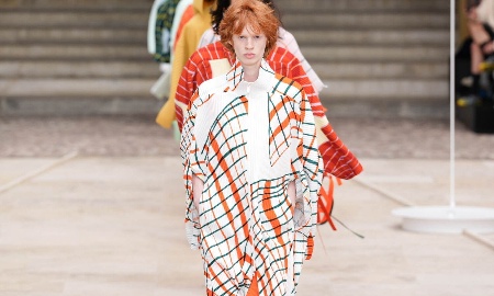 褶皱艺术与防水时尚的完美结合，探索动感与层次之美 - 臻雅致裁服装网