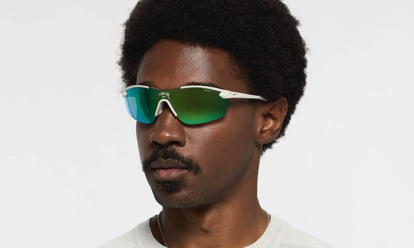 Stüssy x Nike 联名系列曝光，荧光绿鞋款与运动墨镜引领复古风潮 - 臻雅致裁服装网