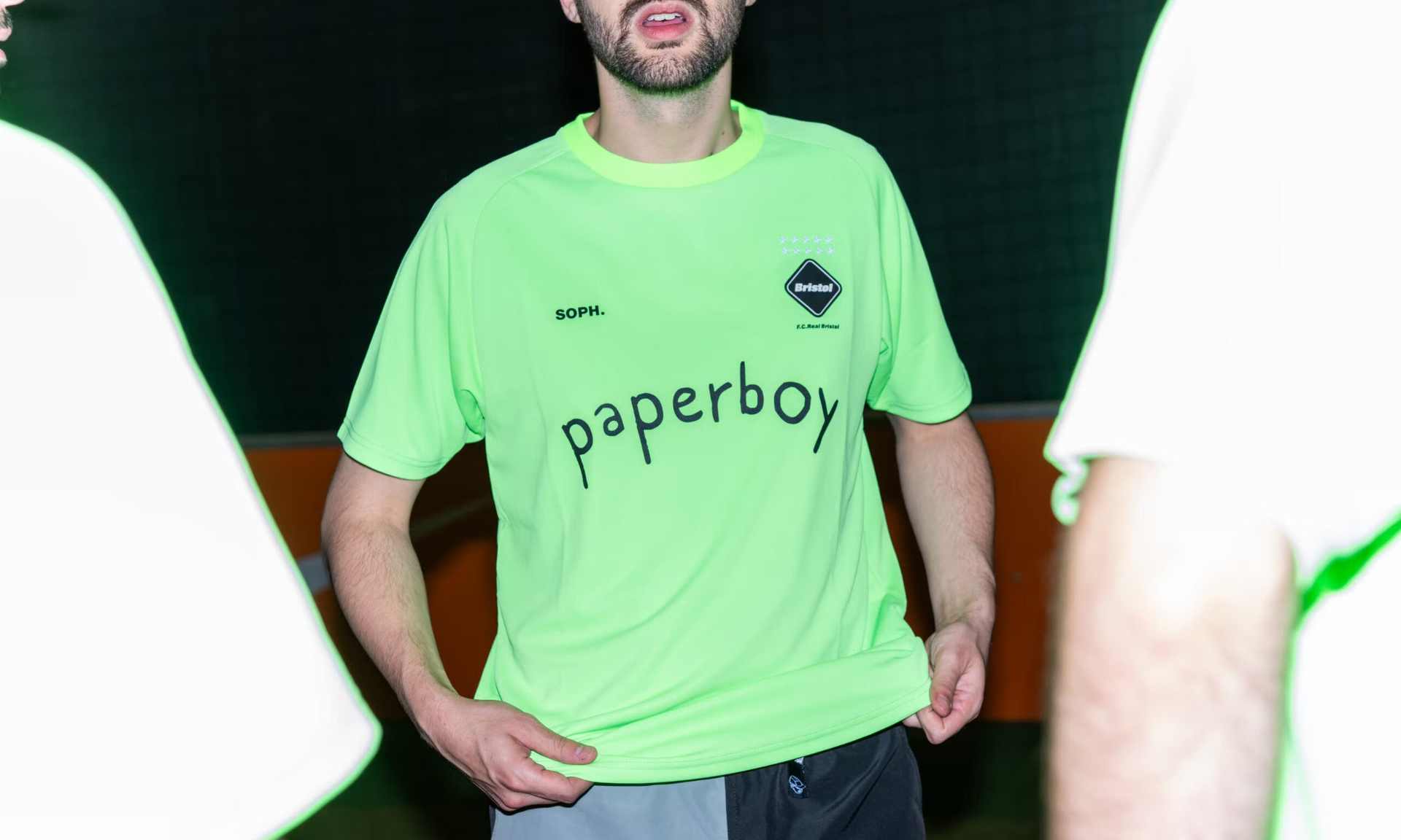 巴黎餐厅跨界联名球衣，十周年庆典与潮流足球碰撞 - 臻雅致裁服装网