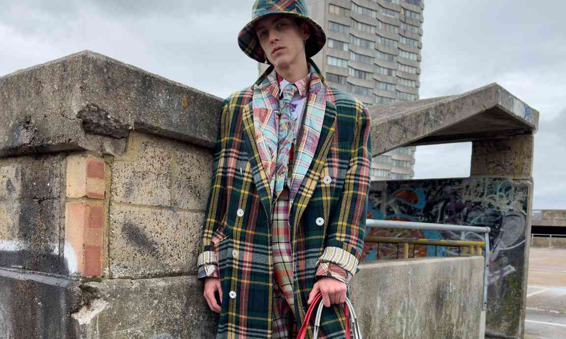 Vivienne Westwood秋冬大片演绎现代野兽派风格，复古海岸线勾勒时装 - 臻雅致裁服装网