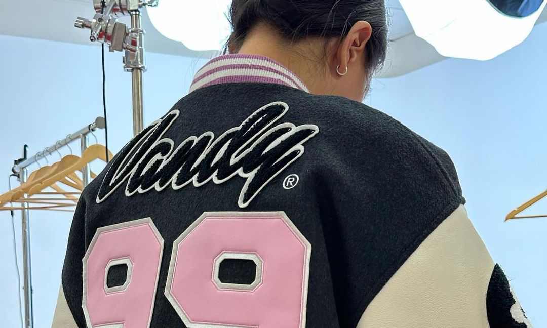 NewJeans东京巨蛋演出造型曝光，联名棒球服与冰球服引期待 - 臻雅致裁服装网