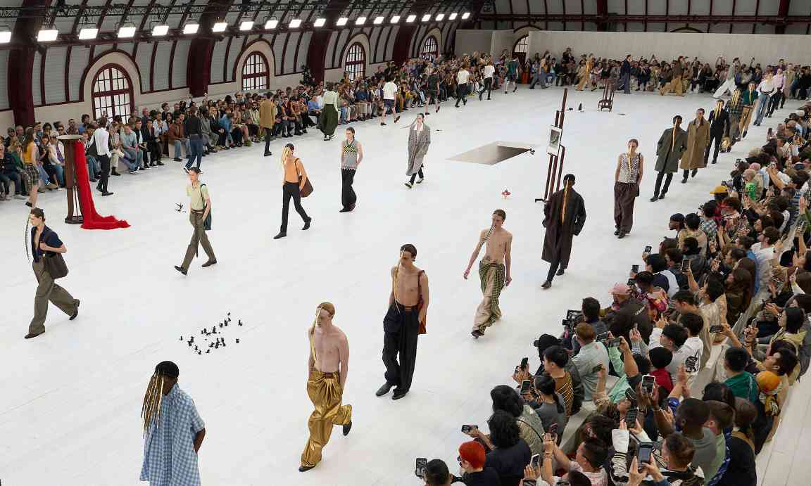 低调内省的男装设计，探索极简主义与材质质感 - 臻雅致裁服装网