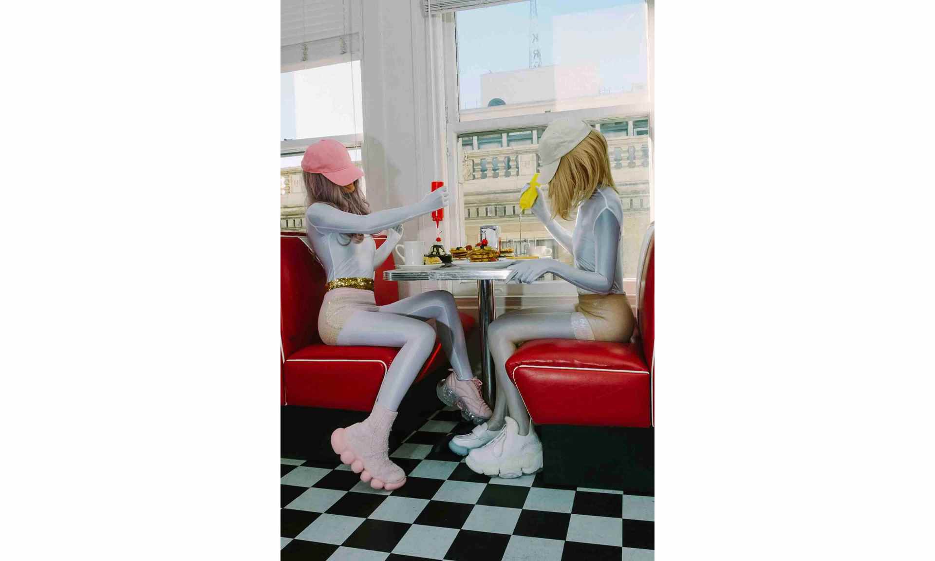 以甜点为主题的全新鞋履系列，蓬松质感与清新色彩点亮生活 - 臻雅致裁服装网