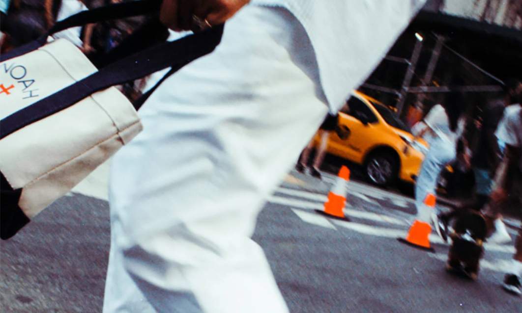 Mini Core Logo Tote 复古帆布托特包日常搭配指南 - 臻雅致裁服装网