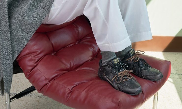 Miu Miu New Balance 530 SL联名款发布，全皮革鞋面奢华升 - 臻雅致裁服装网