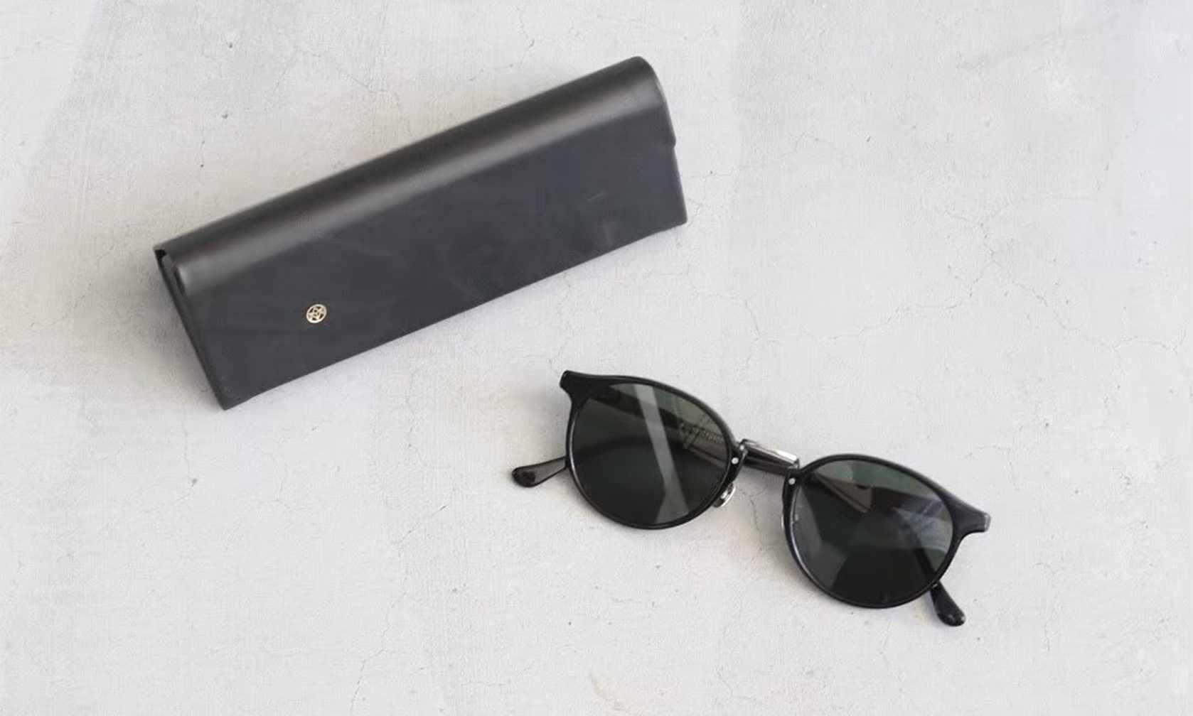 N.HOOLYWOOD x ayame联名太阳镜发布，极简纯黑设计搭配青色镜片 - 臻雅致裁服装网