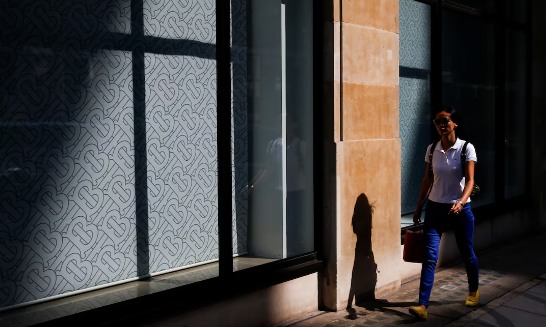 BURBERRY 预警上半年亏损，暂停股