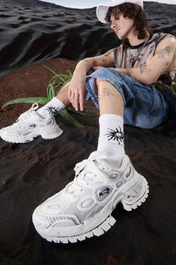 从繁复堆砌到简约融合，小众鞋履品牌的风格进化之路(图22)