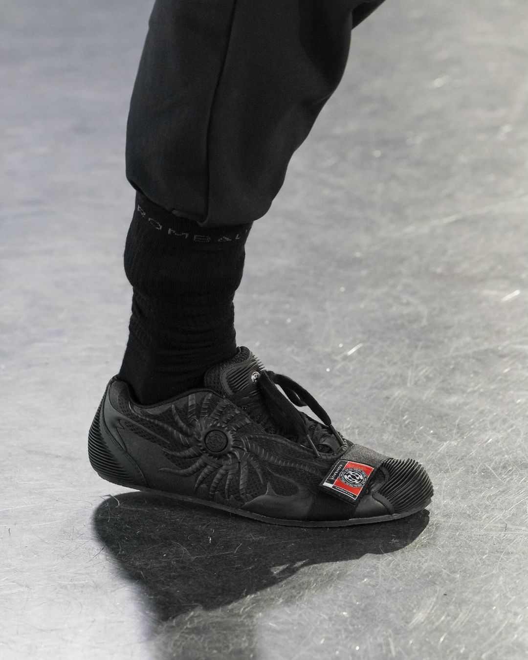 从繁复堆砌到简约融合，小众鞋履品牌的风格进化之路(图8)