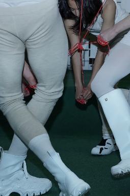 从繁复堆砌到简约融合，小众鞋履品牌的风格进化之路(图33)