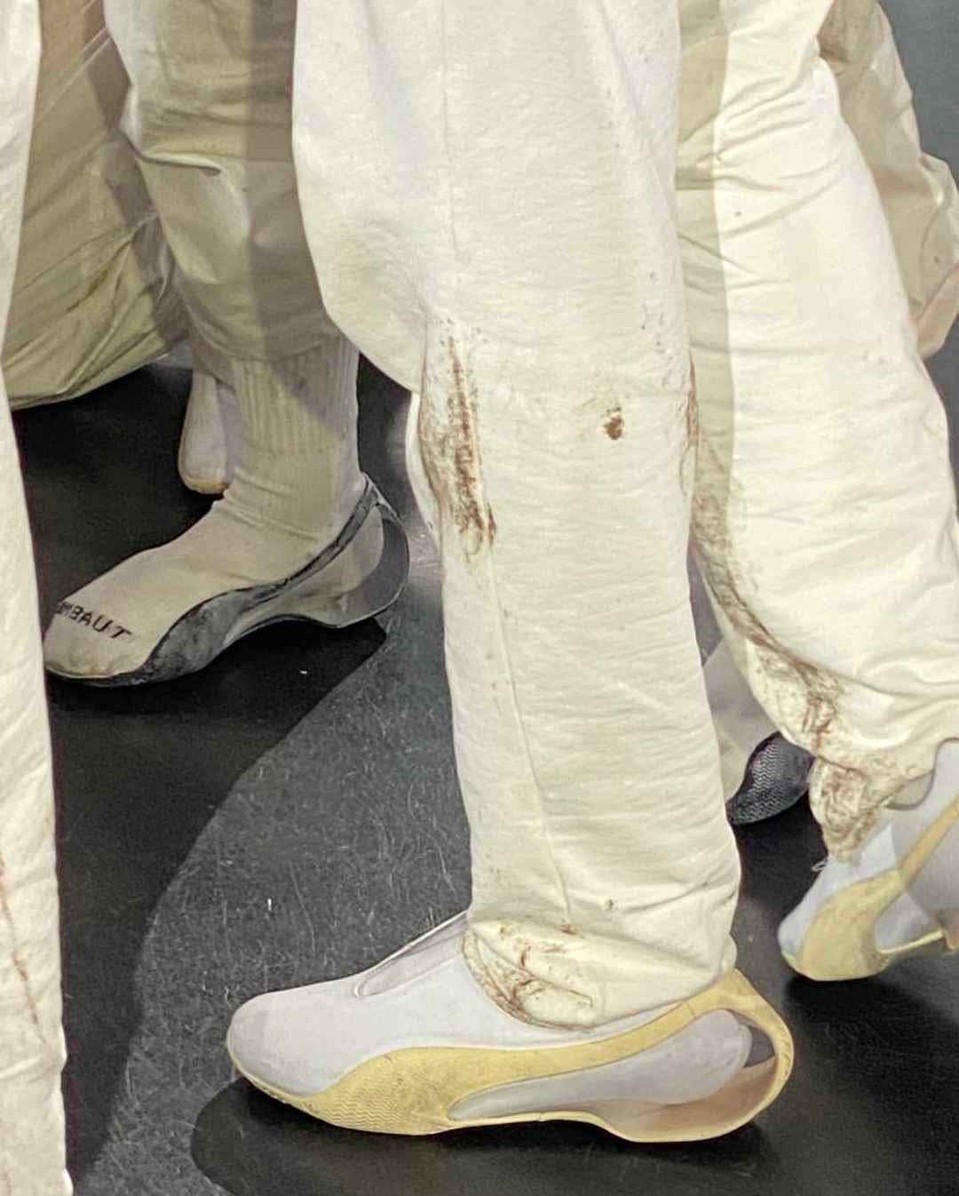 从繁复堆砌到简约融合，小众鞋履品牌的风格进化之路(图1)