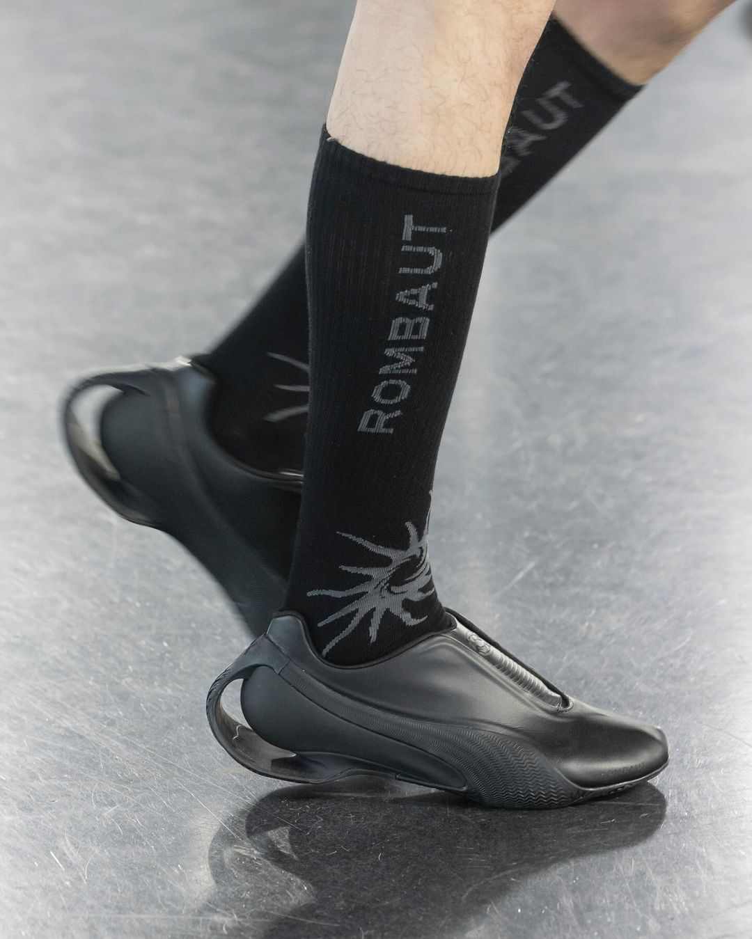 从繁复堆砌到简约融合，小众鞋履品牌的风格进化之路(图2)