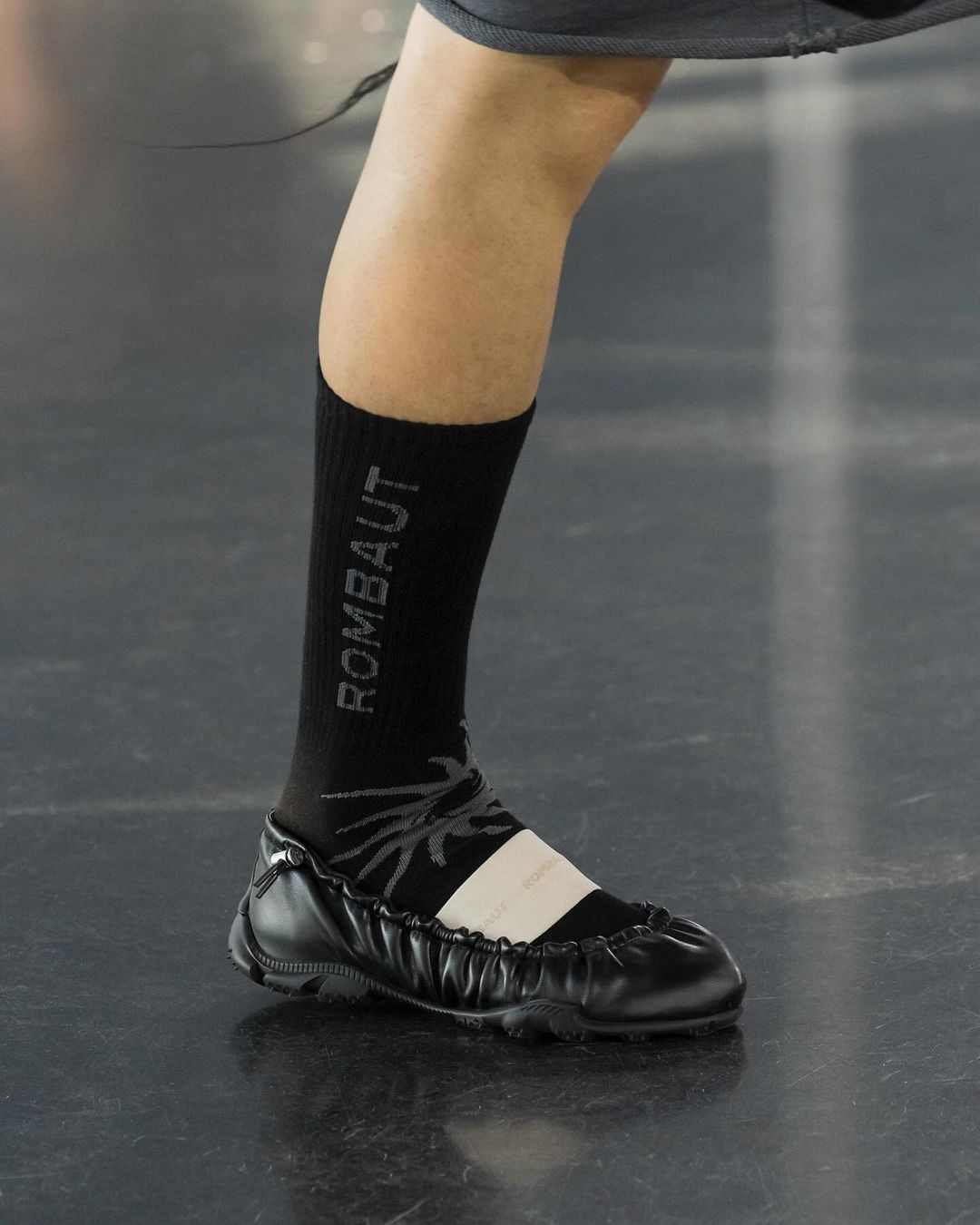 从繁复堆砌到简约融合，小众鞋履品牌的风格进化之路(图9)